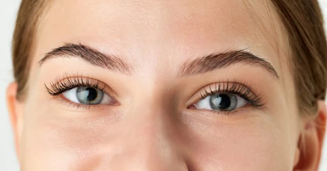 Jak przyciemnić rzęsy bez tuszu i uzyskać naturalny efekt Jak przyciemnić rzęsy bez tuszu i uzyskać naturalny efekt