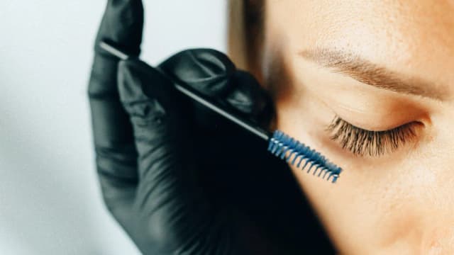 Czym zdjąć sztuczne rzęsy? Bezpieczne metody, które działają skutecznie Czym zdjąć sztuczne rzęsy? Bezpieczne metody, które działają skutecznie